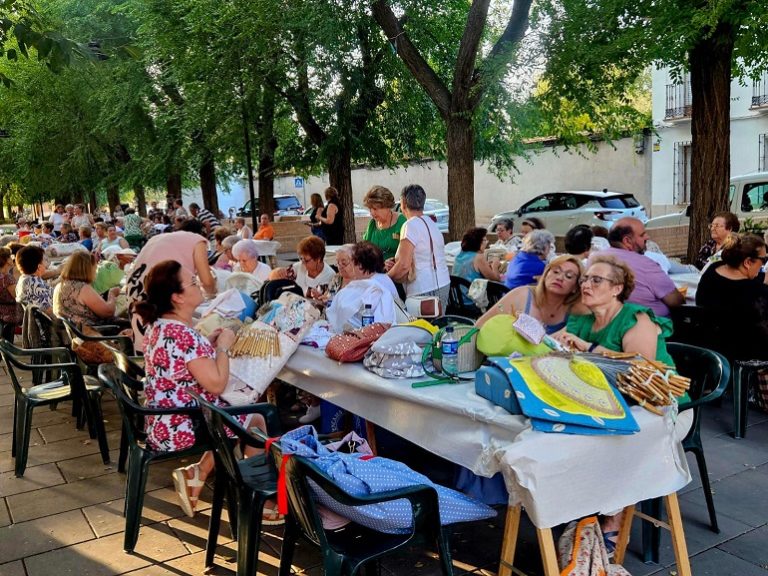 Un centenar de encajeras reviven una tradición milenaria en Torralba de ...